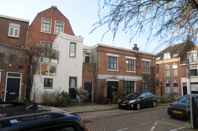 913217 Gezicht op het huis Obrechtstraat 76 (links) en de achterzijde van het pand Kapelstraat 103 (rechts), vanaf de ...